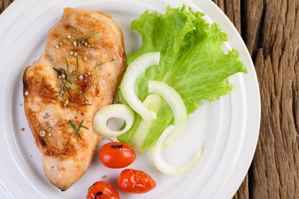 Pechuga de pollo al horno y verduras al vapor