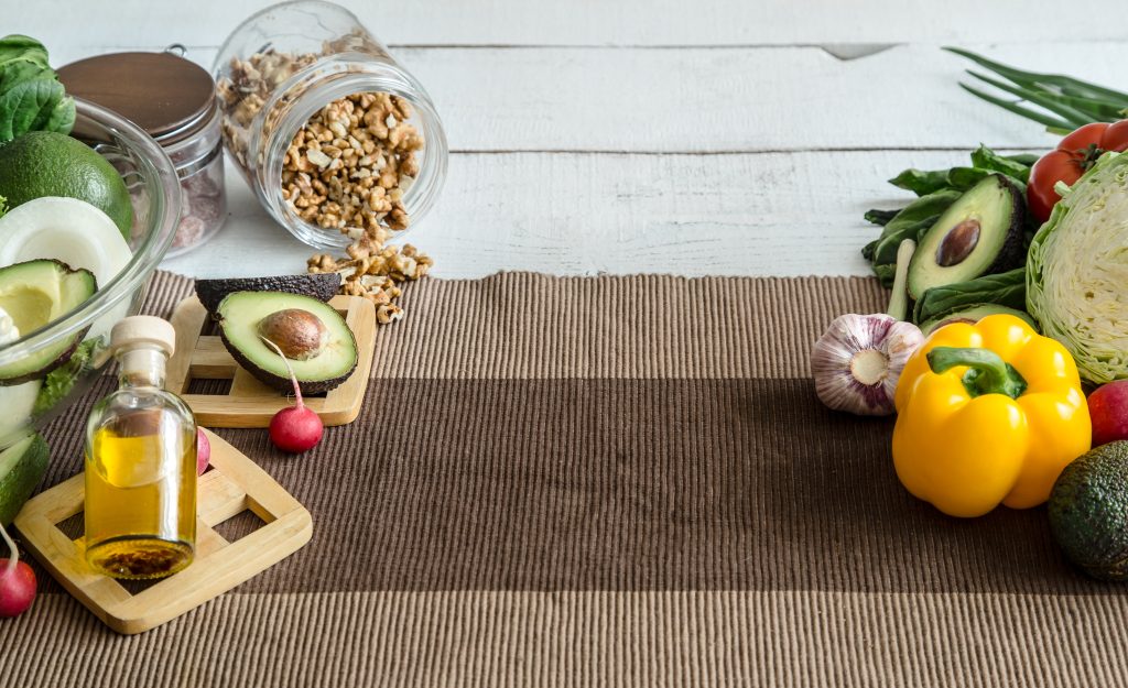 Alimentos saludables sobre la mesa