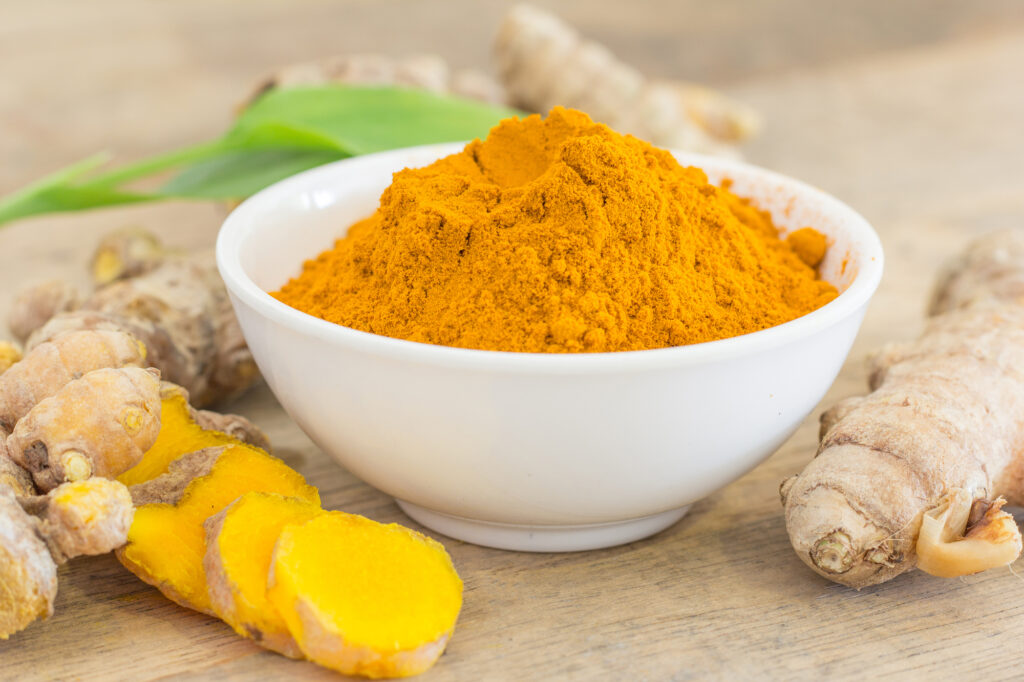 Remedio natural con cúrcuma y jengibre