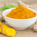 Remedio natural con cúrcuma y jengibre