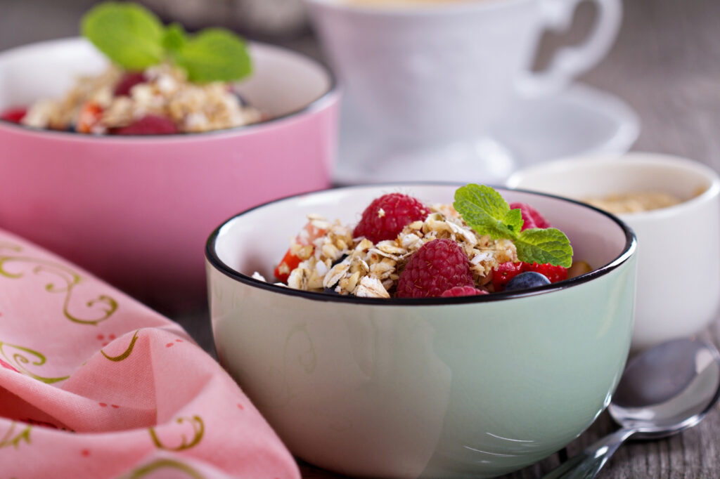 Bowl de Avena Nocturna con Frutas y Superalimentos: Desayuno Saludable